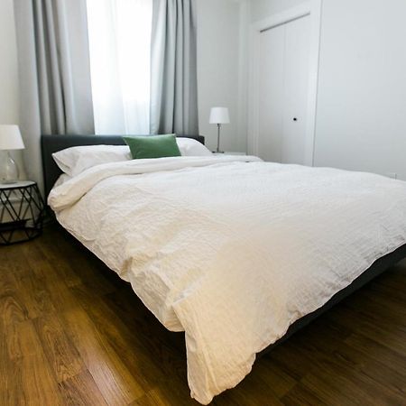 Cozy 2-Bedroom Condo Near Downtown, With Laundry, Parking, Balcony Калгари Экстерьер фото